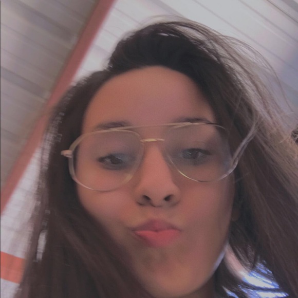 Meet your Posher, Alexia - Picture 1 of 1